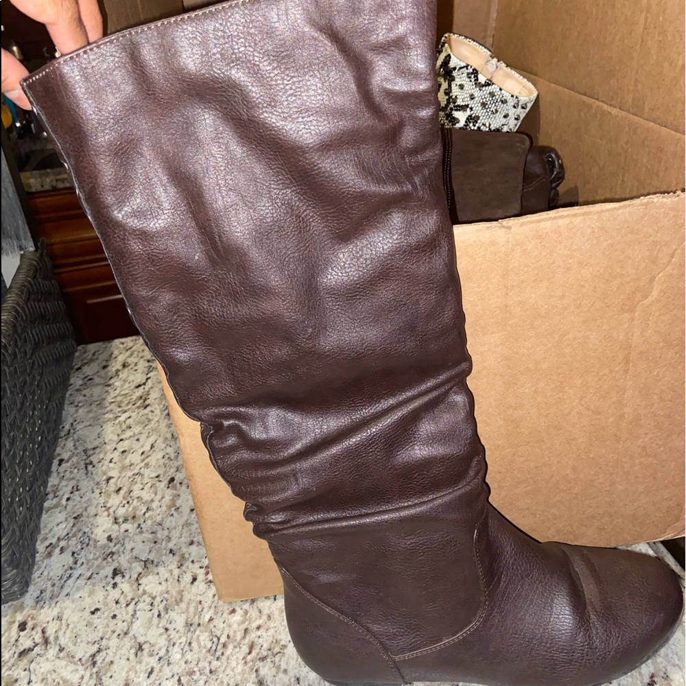Dark brown boot